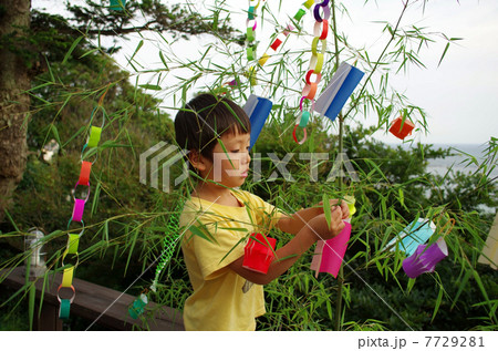 七夕の笹飾りと子供 7729281