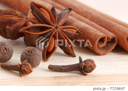Cinnamon and anise 7729697