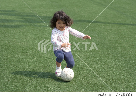 サッカー遊びをする女の子の写真素材