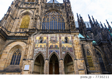 プラハ　聖ヴィート大聖堂の外壁装飾 7730211