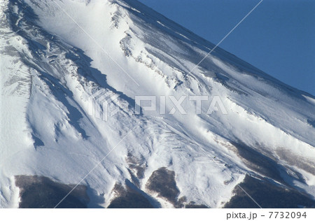 冬の富士山クローズアップ 7732094