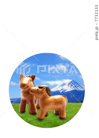 馬年賀状 （透明 丸窓付き） 午年 年賀状 | 富士山と放牧の馬の親子 7732133