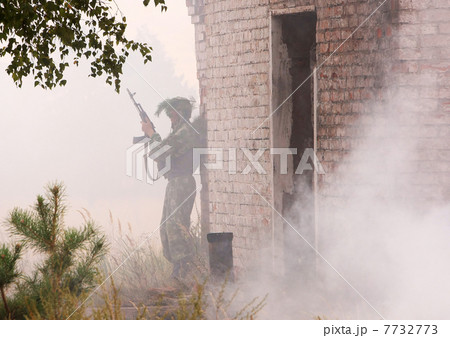 Soldiers training 7732773