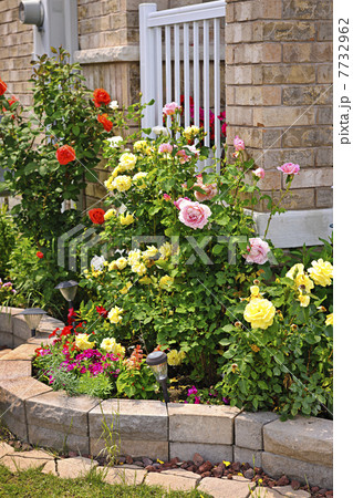 Garden with stone landscaping 7732962