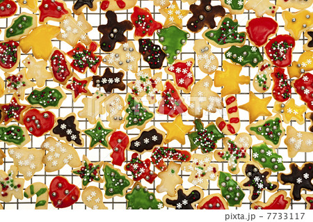 Homemade Christmas cookies on wire rack Homemade Christmas cookies on wire rack 7733117