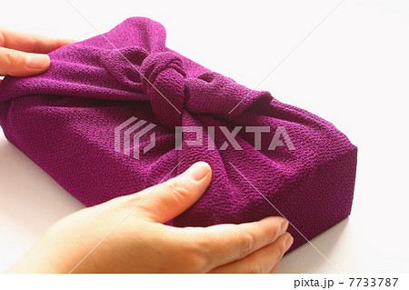 風呂敷包みを手渡す 風呂敷包みを手渡す 7733787