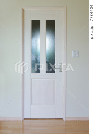 白い部屋の扉 7734404