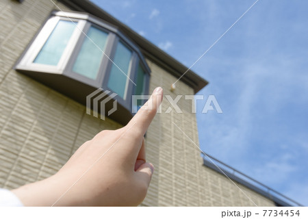 家を指さす 家を指さす 7734454