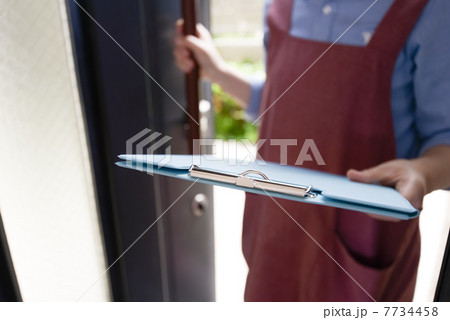 回覧板と主婦 回覧板と主婦 7734458