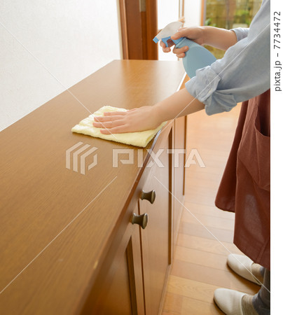 清掃する女性 7734472