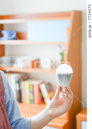 LED電球を持つ主婦 7734474