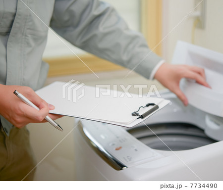 洗濯機を点検する業者 7734490