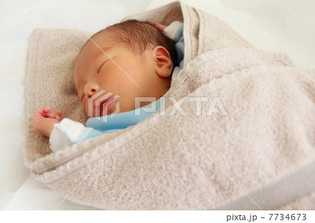 産まれたての赤ちゃん（寝顔） 7734673