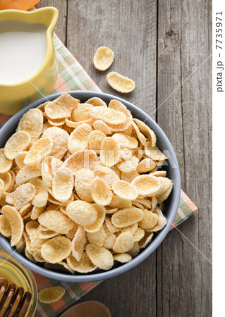 bowl of corn flakes on wood bowl of corn flakes on wood 7735971