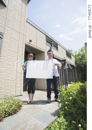 ミドルの夫婦　メッセージボード　指差し　新居 7740672