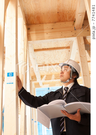 住宅建築現場をチェックする現場監督 住宅建築現場をチェックする現場監督 7741481