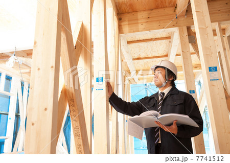 住宅建築現場をチェックする現場監督 住宅建築現場をチェックする現場監督 7741512
