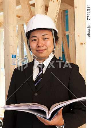 住宅建築現場をチェックする現場監督 7741514