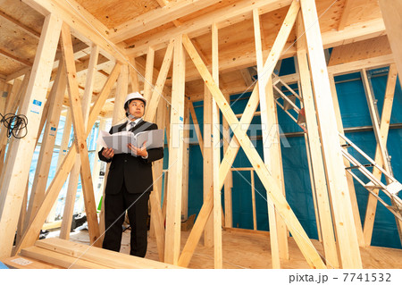 住宅建築現場をチェックする現場監督 住宅建築現場をチェックする現場監督 7741532