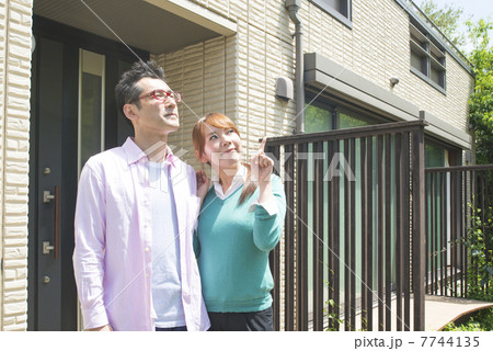 ミドル夫婦 見上げる 指差し ミドル夫婦 見上げる 指差し 7744135