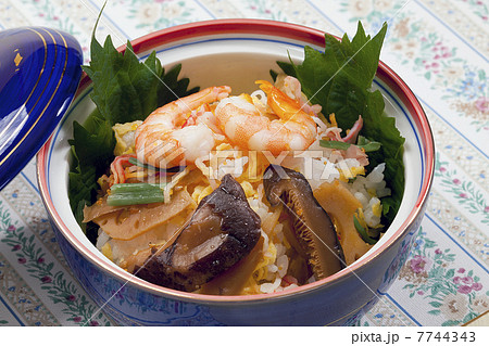 日本料理。バラ寿司 7744343