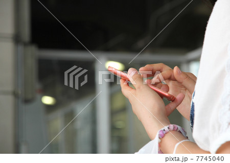 スマホを操作する女性 7745040
