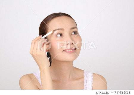 眉を描く女性 眉を描く女性 7745613