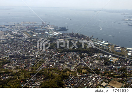 横浜市磯子区根岸の京浜工業地帯を空撮 7745650