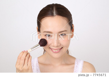 お化粧する女性 お化粧する女性 7745671