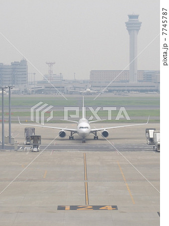 空港と飛行機 空港と飛行機 7745787