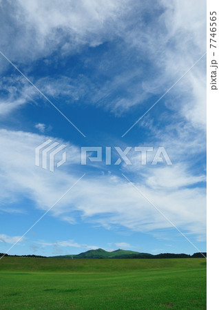 ＠青空と草原 7746565