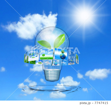 展示されたエコ環境のボードと若葉の電球 7747415
