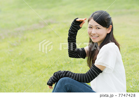 アームカバーをした女性 7747428