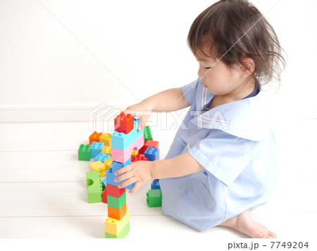 ブロックで遊んでいる子供 ブロックで遊んでいる子供 7749204