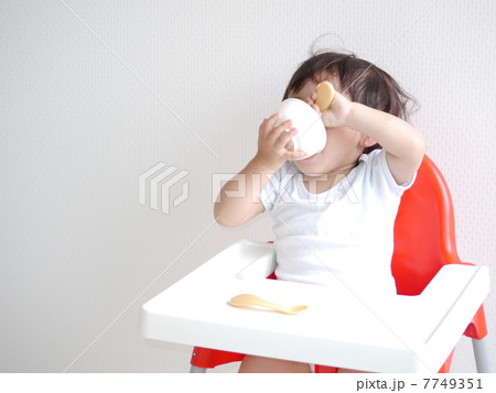 食事をしている子供 食事をしている子供 7749351