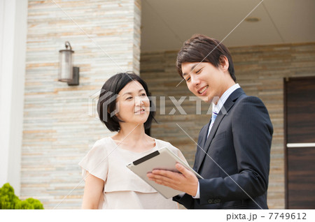 説明する営業マン 7749612