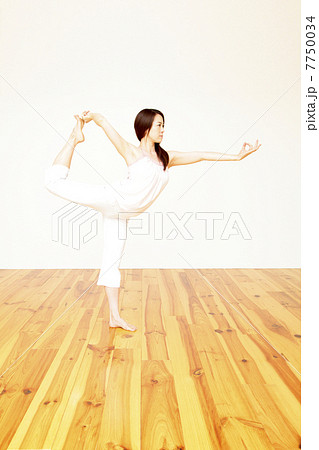 ヨガ、女性、ヨガのポーズ ヨガ、女性、ヨガのポーズ 7750034