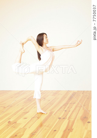 ヨガ、女性、ヨガのポーズ ヨガ、女性、ヨガのポーズ 7750037