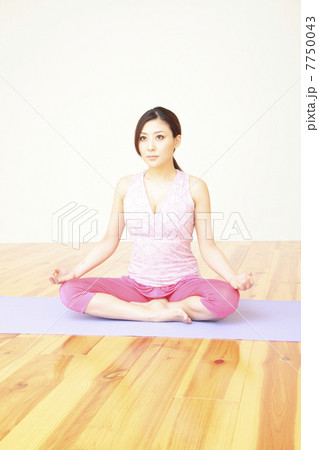 ヨガ、女性、ヨガのポーズ 7750043