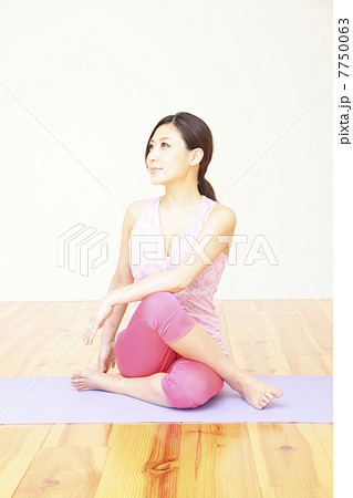 ヨガ、女性、ヨガのポーズ ヨガ、女性、ヨガのポーズ 7750063