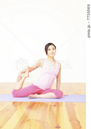 ヨガ、女性、ヨガのポーズ 7750069