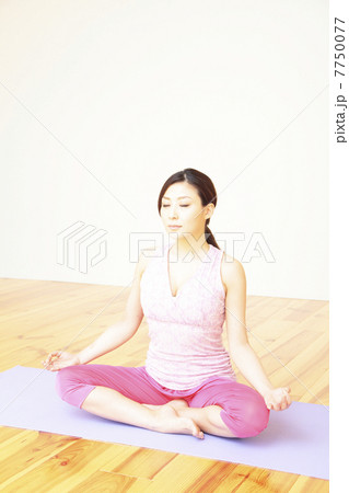 ヨガ、女性、ヨガのポーズ ヨガ、女性、ヨガのポーズ 7750077