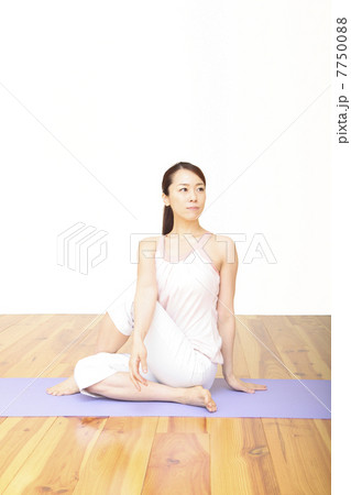 ヨガ、女性、ヨガのポーズ 7750088