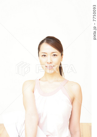ヨガ、女性、ヨガのポーズ 7750093