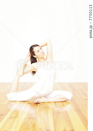ヨガ、女性、ヨガのポーズ 7750113