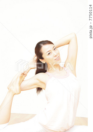 ヨガ、女性、ヨガのポーズ ヨガ、女性、ヨガのポーズ 7750114