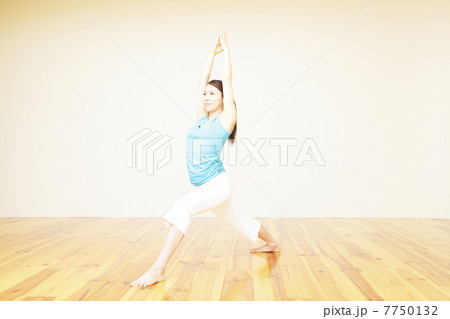 ヨガ、女性、ヨガのポーズ 7750132