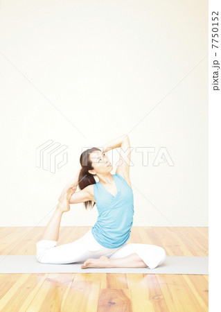 ヨガ、女性、ヨガのポーズ 7750152