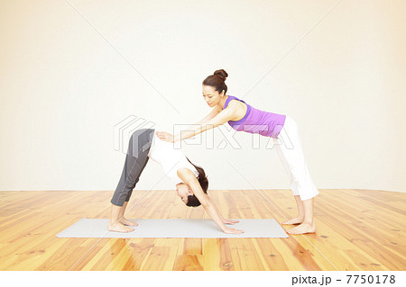 ヨガ、女性、ヨガのポーズ、ヨガ教室 7750178