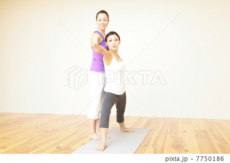 ヨガ、女性、ヨガのポーズ、ヨガ教室 7750186